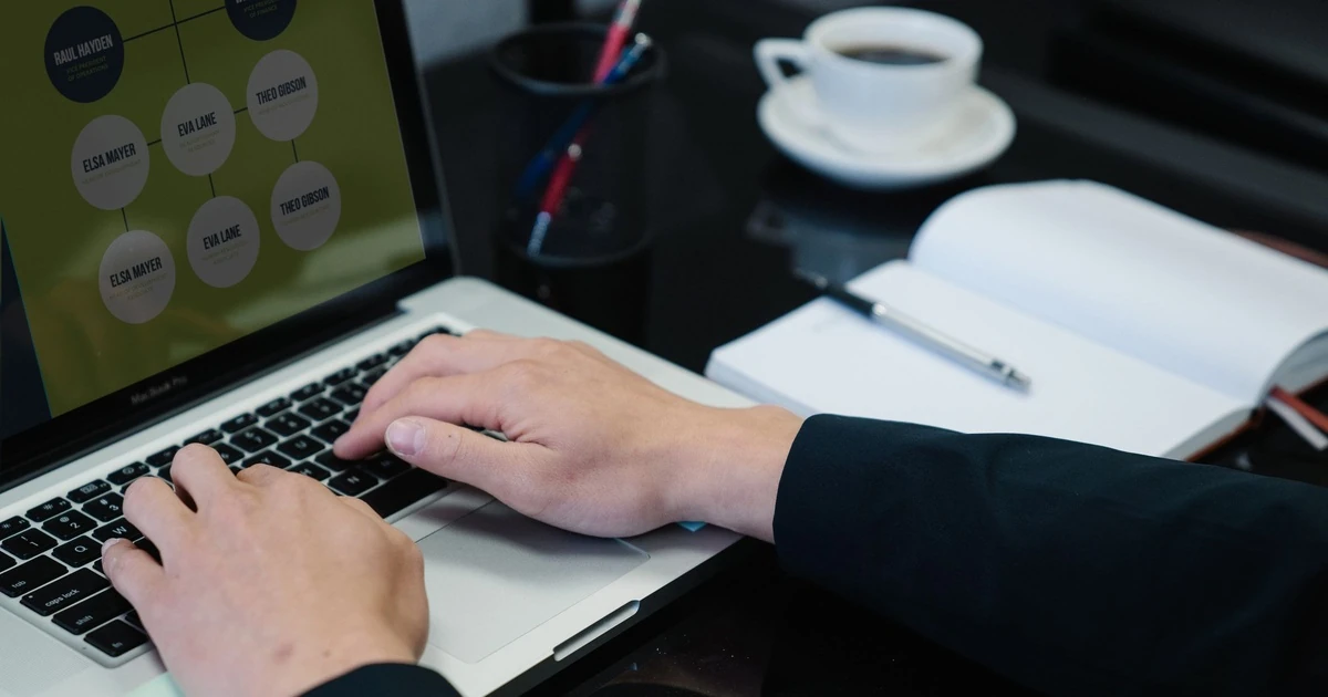 Zaakvoerder bekijkt een workflow op zijn laptop om nieuwe aanvragen automatisch op te volgen