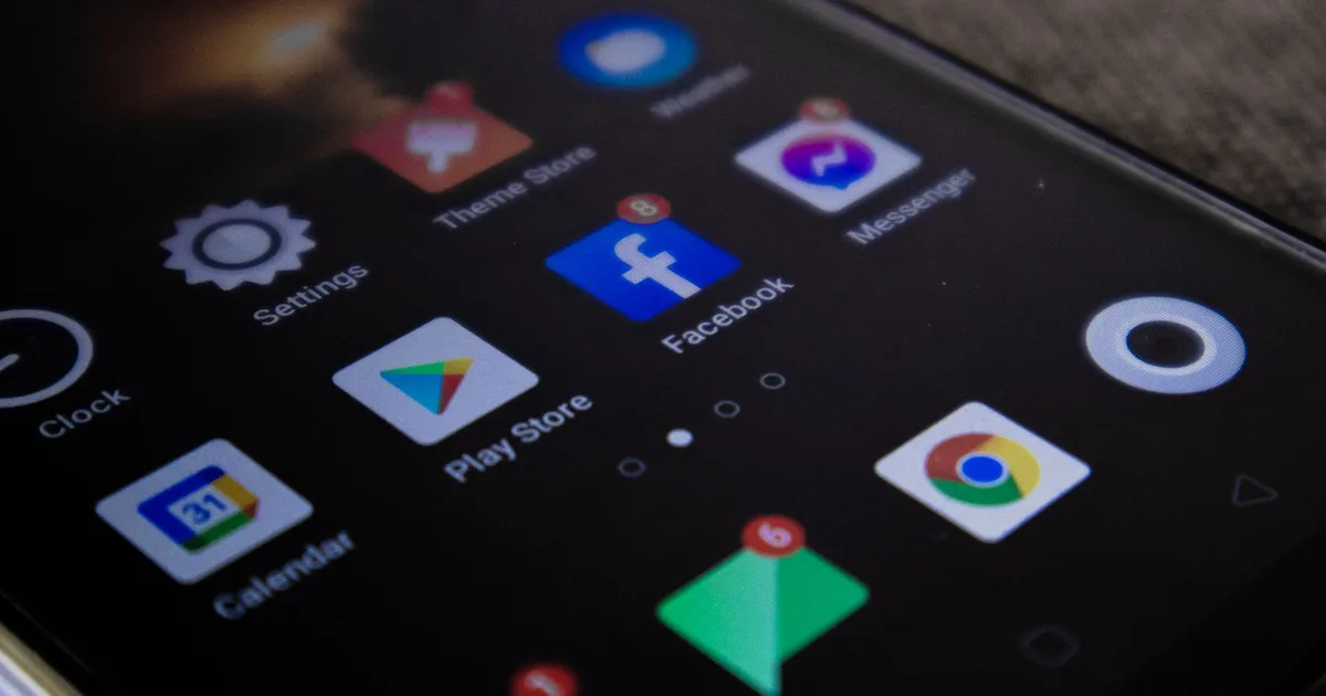 Facebook-pagina of website: smartphone met de Facebook-app tussen andere social media-apps