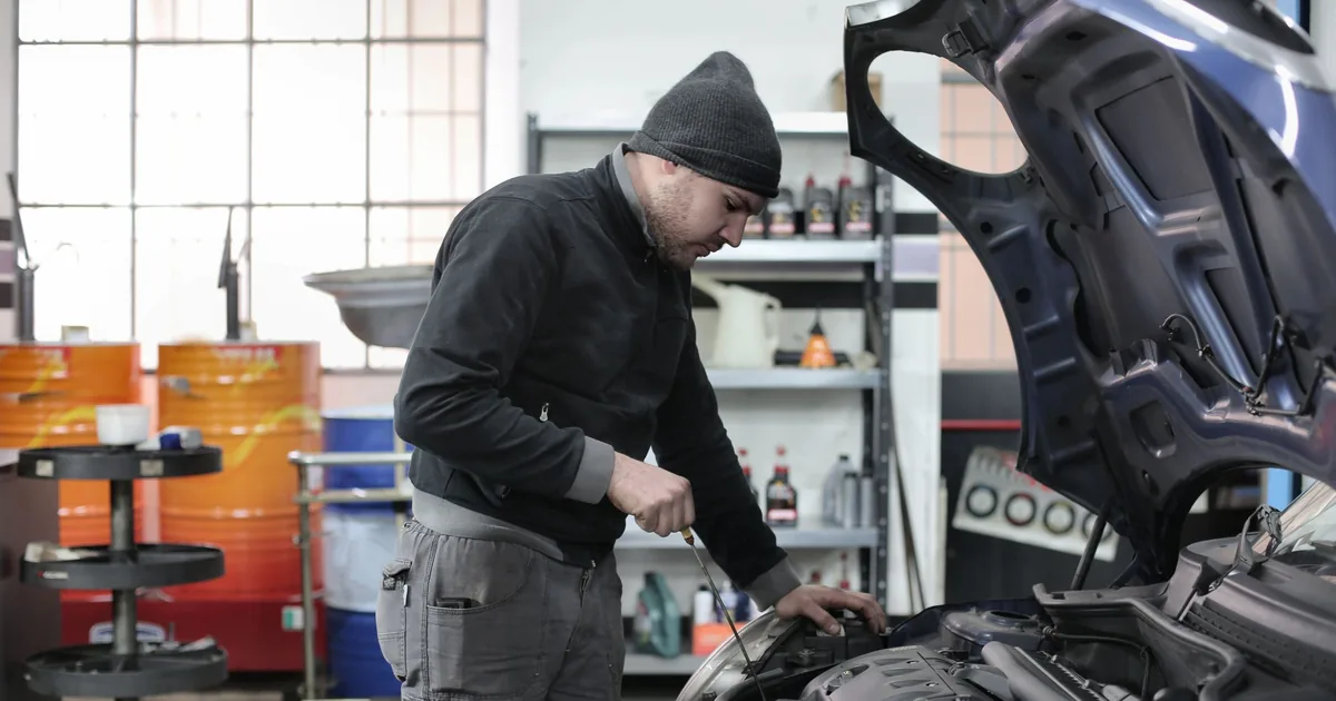 Garagist aan het werk aan een motor: je hoofdcategorie in je Google Bedrijfsprofiel moet kloppen met wat je echt doet